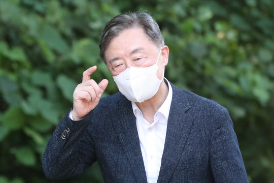 국민의힘 대권주자 최재형 전 감사원장이 6·25 전쟁 정전협정 제68주년 겸 유엔군 참전 71주년을 맞은 27일 경기도 연천군 유엔군 화장장 시설을 방문해 묵념을 위해 이동하고 있다.연합뉴스